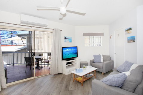 FABULOUS BEACHFRONT POSITION - Palm Beach Accommodation 2