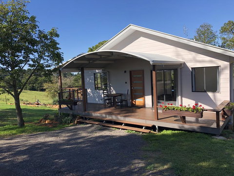 Flame Tree Chalet - Palm Beach Accommodation 0