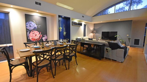 FLORENCE HOUSE Sundrenched Luxury With Pool & Deck - Palm Beach Accommodation 3