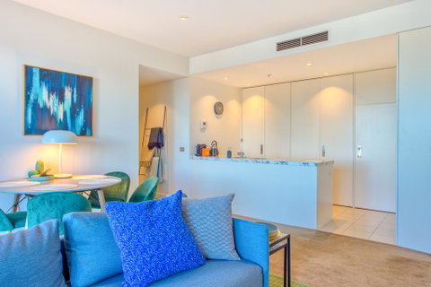 Flying Views Over The CBD, Free Parking, Pool, Sauna, Wifi - Palm Beach Accommodation 1