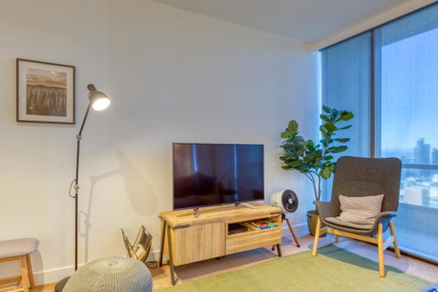 Flying Views Over The CBD, Free Parking, Pool, Sauna, Wifi - Palm Beach Accommodation 3
