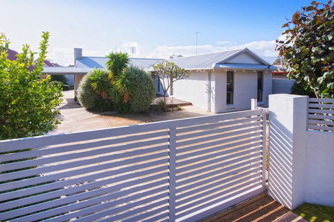 GIFFORD HOUSE - Palm Beach Accommodation 0