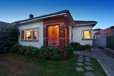 GIRLS ONLY. Large Bedroom With KING Bed, Close To Everything - Palm Beach Accommodation 2