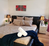 GIRLS ONLY. Large bedroom with KING bed close to everything - Palm Beach Accommodation