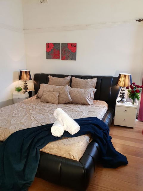 GIRLS ONLY. Large Bedroom With KING Bed, Close To Everything - Palm Beach Accommodation 0