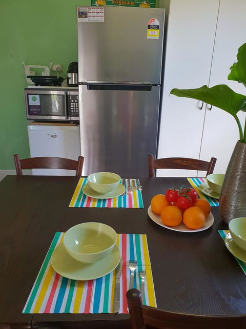 GIRLS ONLY. Large Bedroom With KING Bed, Close To Everything - Palm Beach Accommodation 3