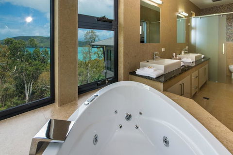 GRAND LUXURY MANSION WITH POOL, 2 BUGGIES AND FABULOUS OCEAN VIEWS - Palm Beach Accommodation 2