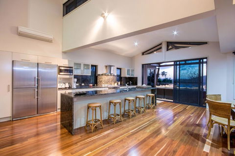 GRAND LUXURY MANSION WITH POOL, 2 BUGGIES AND FABULOUS OCEAN VIEWS - Palm Beach Accommodation 3