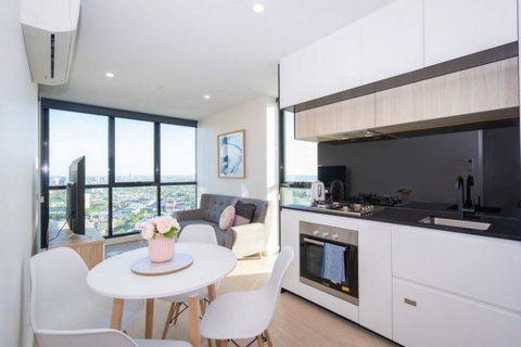 Heart Of Crown By Ready Set Host - Palm Beach Accommodation 0