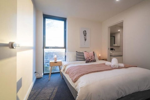 Heart Of Crown By Ready Set Host - Palm Beach Accommodation 1