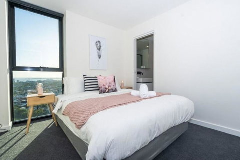 Heart Of Crown By Ready Set Host - Palm Beach Accommodation 3