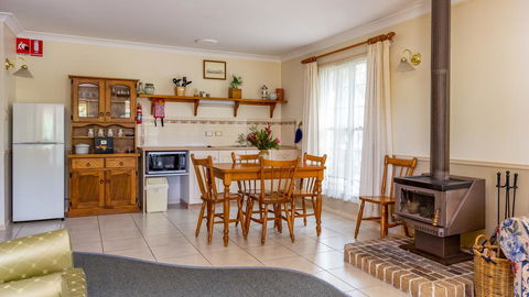 Honeysuckle Cottages - Palm Beach Accommodation 2