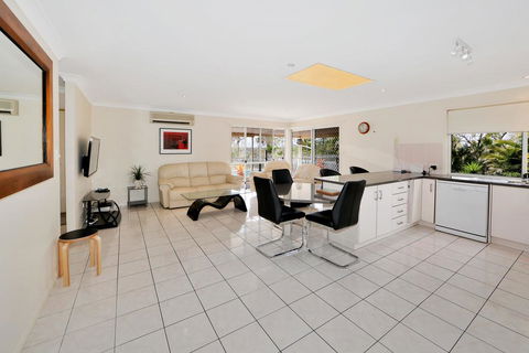 Hook Wine And Sinker Hervey Bay - Palm Beach Accommodation 1