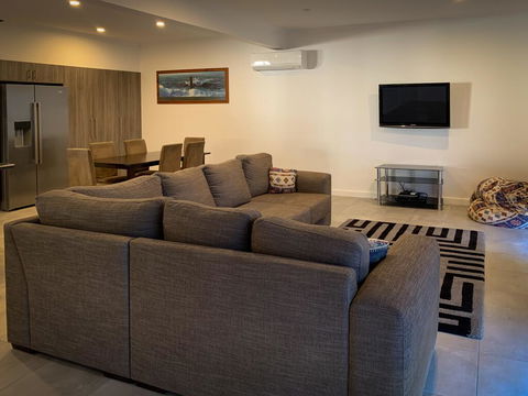 Hooterville - Palm Beach Accommodation 3