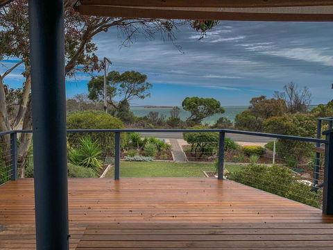 Island View 2 - Palm Beach Accommodation 1
