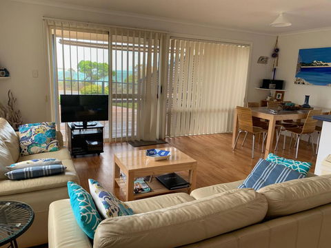 Island View 2 - Palm Beach Accommodation 2