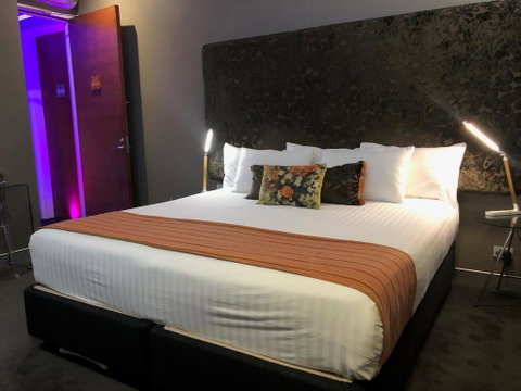 Junction Hotel - Palm Beach Accommodation 2