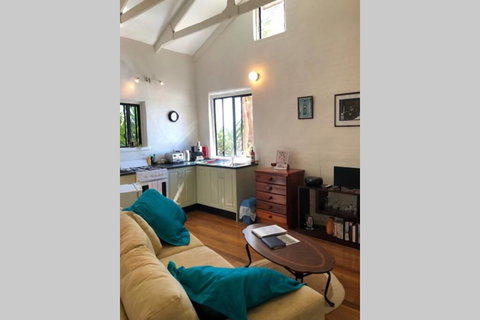 Karma Cottage - Palm Beach Accommodation 2