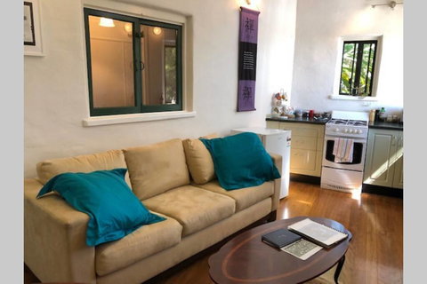 Karma Cottage - Palm Beach Accommodation 3