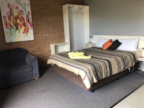 Lake Talbot Tourist Park - Palm Beach Accommodation 0