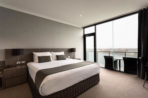 Lakes Hotel - Palm Beach Accommodation 2