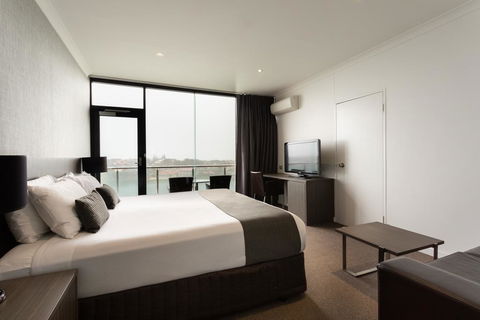 Lakes Hotel - Palm Beach Accommodation 3