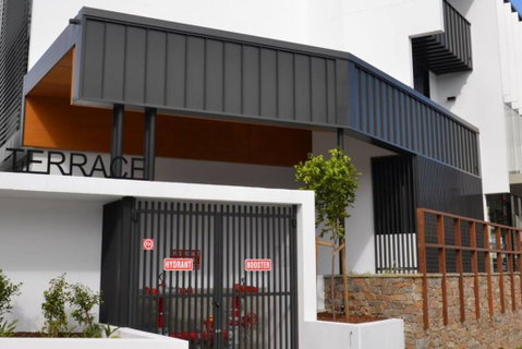 Large Space 2 BED APT Near Brisbane Airport - Palm Beach Accommodation 1