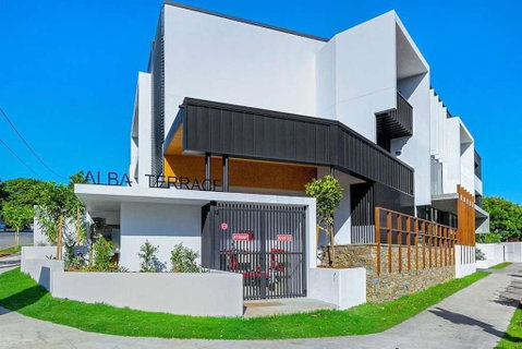 Large Space 2 BED APT Near Brisbane Airport - Palm Beach Accommodation 0