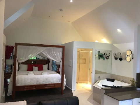 Linger A While Chalet - Palm Beach Accommodation 2