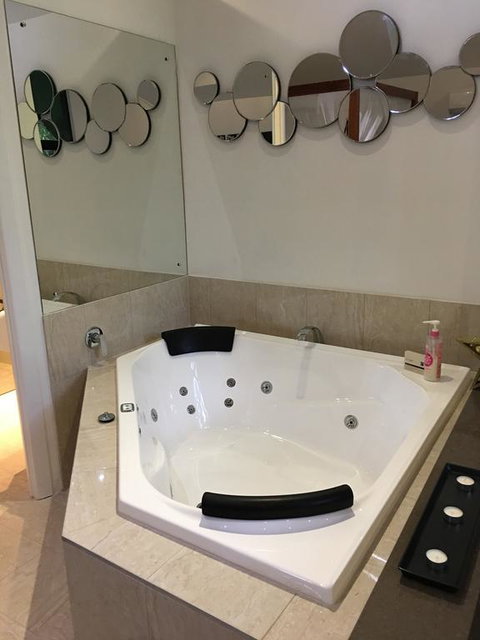 Linger A While Chalet - Palm Beach Accommodation 3