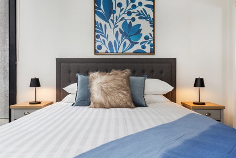 Luxe 2-Bed Apartment With River Views Near Casino - Palm Beach Accommodation 3