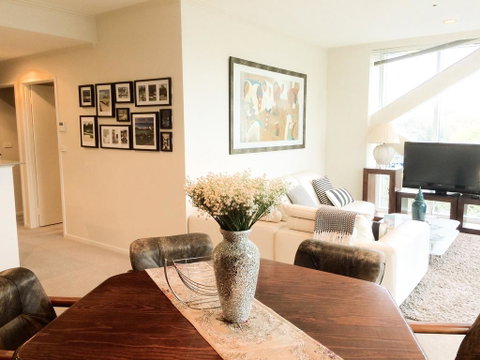 Luxuries CBD Apartment With Views - Palm Beach Accommodation 0