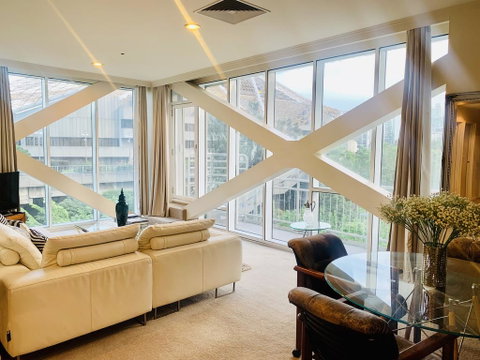 Luxuries CBD Apartment With Views - Palm Beach Accommodation 1