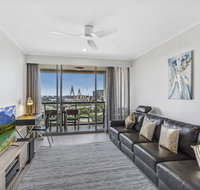 Luxurious harbour view apartment steps from city - Palm Beach Accommodation