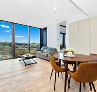 Luxury and Right next to the Central station  Shopping Center - Palm Beach Accommodation
