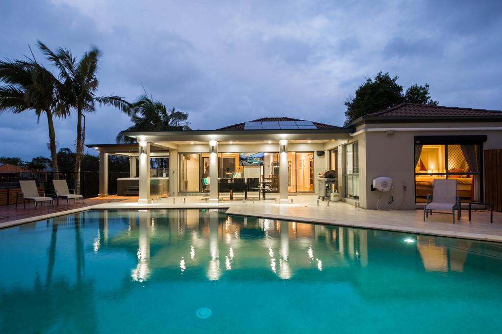 Burleigh Waters QLD Palm Beach Accommodation