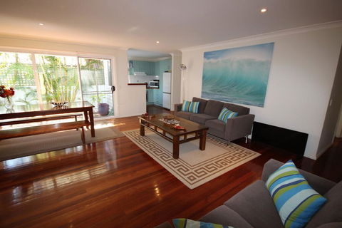 MAGIC BEACH HOUSE - PET FRIENDLY - Palm Beach Accommodation 0