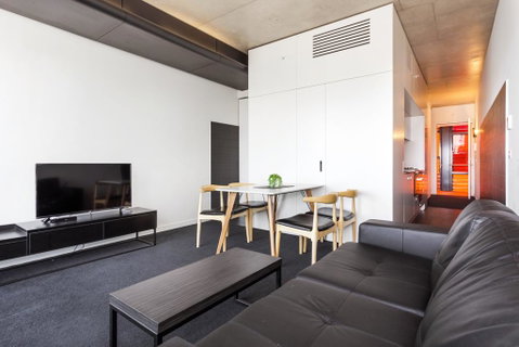 Magnificent Apartment With Spa In Melb - Palm Beach Accommodation 3
