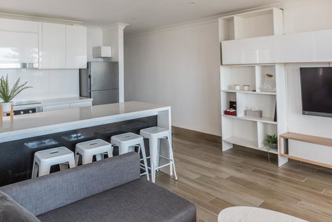 Manly Beachfront Apartment - Palm Beach Accommodation 2