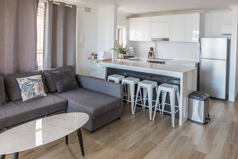 Manly Beachfront Apartment - Palm Beach Accommodation 3