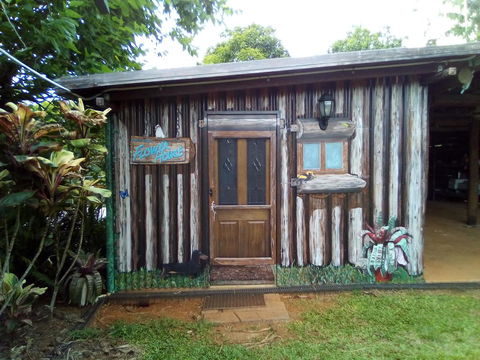 Mena Creek Flower House - Palm Beach Accommodation 1