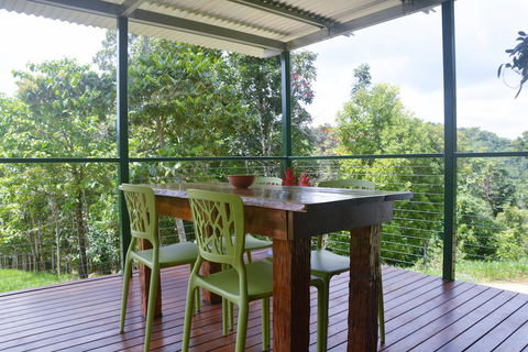 Mena Creek Flower House - Palm Beach Accommodation 2