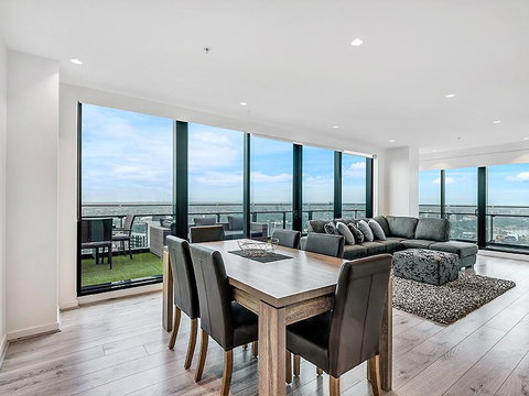 MJ Shortstay Apartments - Platinum Tower - Palm Beach Accommodation 3