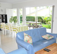 MODERN 3 BEDROOM APARTMENT IN TRADITIONAL QUEENSLANDER  PATIO LEAFY YARD POOL - Palm Beach Accommodation