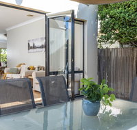 MOMENTS FROM BRADDON  ANU SPACIOUS and RELAXED - Palm Beach Accommodation