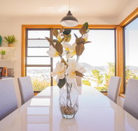 Moonah House-10 mins to CBD  MONA 4BR 2 BATH great view park 3 cars sleep 11 king bed en-suite - Palm Beach Accommodation