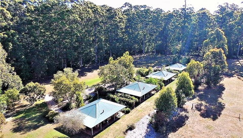 Treenbrook Cottages - Palm Beach Accommodation 2