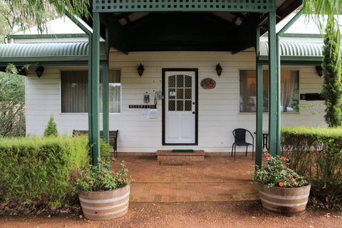 Treenbrook Cottages - Palm Beach Accommodation 7