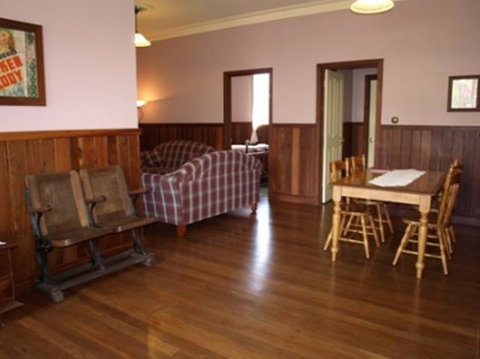 Pemberton Old Picture Theatre Holiday Apartments - Palm Beach Accommodation 30