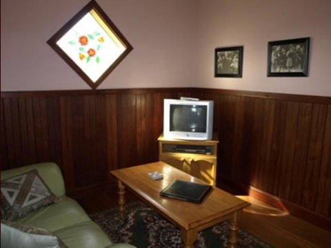 Pemberton Old Picture Theatre Holiday Apartments - Palm Beach Accommodation 42